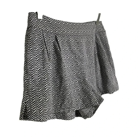 AEO M black‎ + white chevron print elastic waist shorts - Picture 2 of 4